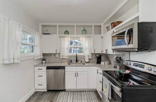 Lakeland House | The Blue House in Historic Downtown Lakeland