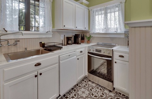 Rogers Deland House | The Canopy | Historic and Bright 2BR Flat, High Ceilings, Stetson & Downtown