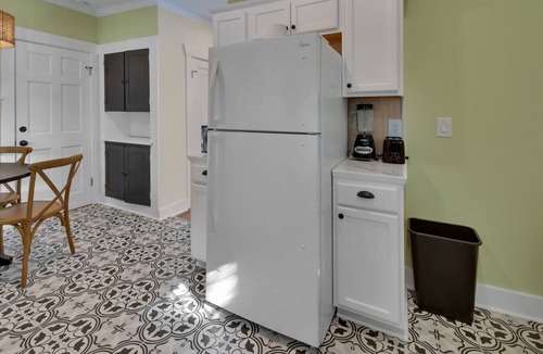 Rogers Deland House | The Canopy | Historic and Bright 2BR Flat, High Ceilings, Stetson & Downtown