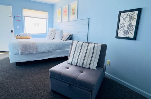 Sandusky Hotel | The Cocktail Cabin! 2 Miles to Cedar Point