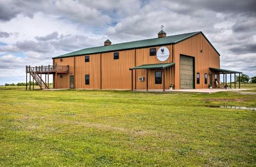 Calera House | 'The Copper Roost': Lake Texoma Escape w/Hot Tub
