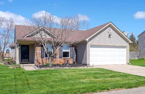 Brownsburg House | The Cozy Charcoal Cottage - with Garage - Family Friendly