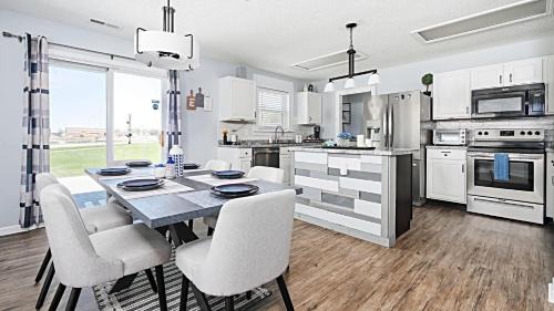 Brownsburg House | The Cozy Charcoal Cottage - with Garage - Family Friendly
