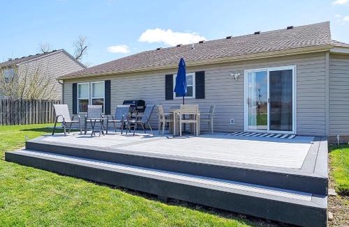 Brownsburg House | The Cozy Charcoal Cottage - with Garage - Family Friendly