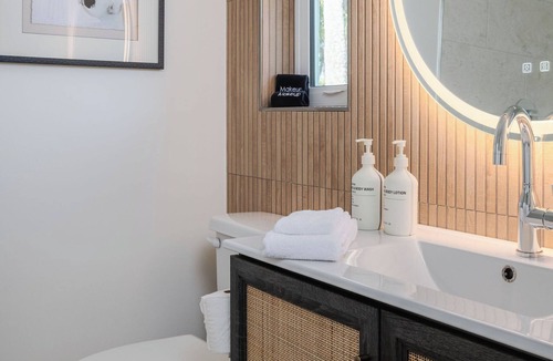Vilano Beach Hotel | The Driftwood Queen Studio -5 min walk to beach!