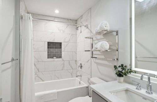 Central Business District Hotel | The Eleanor 4BD/4B - 3 King BD & F/F Bunkbed Room