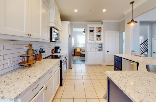Ardmore House | THE EXECUTIVE TWO STORY “WHERE TO STAY WHEN YOUR AWAY”(JACUZZI, ADA COMPLIANT)