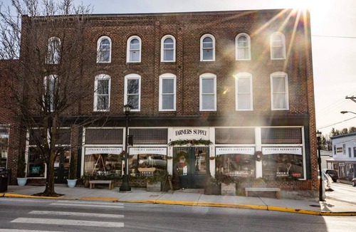 Floyd Apartment | The Farmer’s Supply-Unit 204 in Historic Downtown Floyd