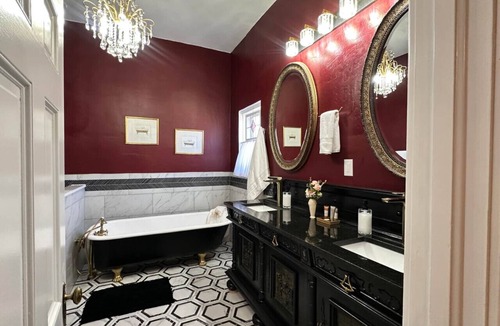 Guthrie Bed & Breakfast | The Franklin Room at The Judge`s Chambers