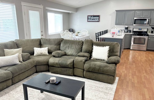Layton House | The Gathering - 6 beds - 5 mins from AF Base