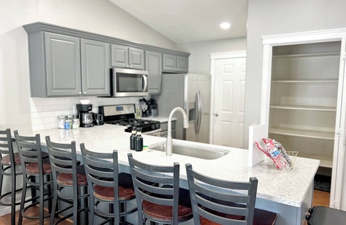 Layton House | The Gathering - 6 beds - 5 mins from AF Base