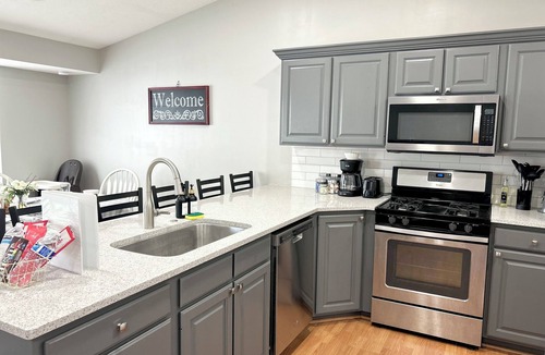 Layton House | The Gathering - 6 beds - 5 mins from AF Base