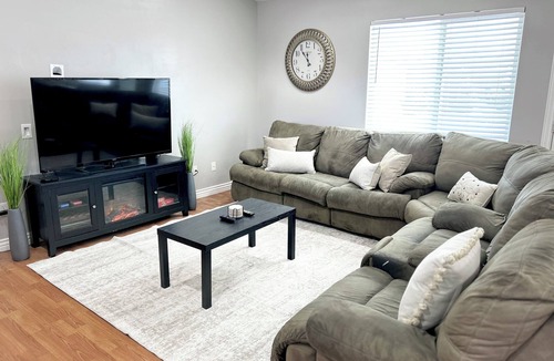 Layton House | The Gathering - 6 beds - 5 mins from AF Base