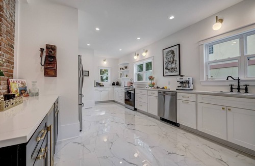 Downtown Historic District House | The Gatsby Mansion/Heated Pool/Heart of Town
