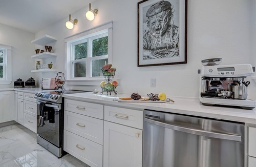 Downtown Historic District House | The Gatsby Mansion/Heated Pool/Heart of Town