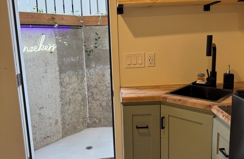 Draper Apartment | The Green Clover Hideaway-Cozy Studio Retreat with Fire Pit