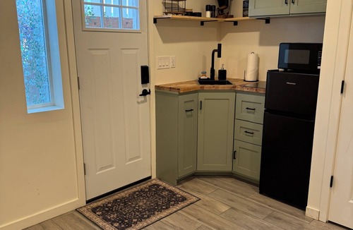 Draper Apartment | The Green Clover Hideaway-Cozy Studio Retreat with Fire Pit