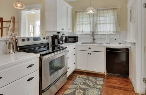 Rogers Deland House | The Grove | Light-Filled 2BR 2BA Flat Steps from Stetson & Downtown