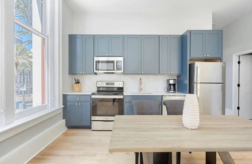 Central Business District Apartment | The Harlequin by AvantStay