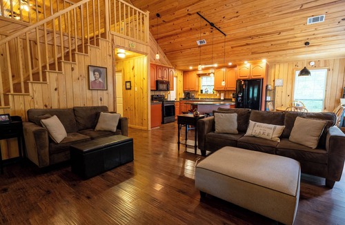 Royal Cabin | The Lillie Pad! Beautiful cabin just minutes from Lake Quachita!