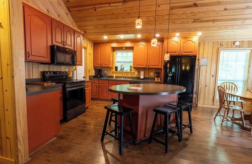 Royal Cabin | The Lillie Pad! Beautiful cabin just minutes from Lake Quachita!