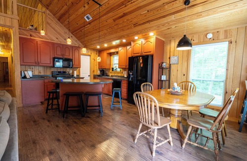 Royal Cabin | The Lillie Pad! Beautiful cabin just minutes from Lake Quachita!