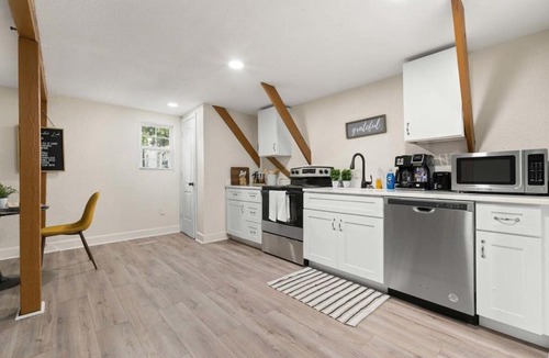 Leinkauf Apartment | The Lily Pad Modern Cottage In The City