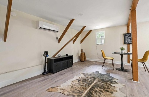 Leinkauf Apartment | The Lily Pad Modern Cottage In The City