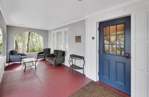 Rogers Deland House | The Loft | Vaulted Studio, Treetop Views, Stetson & Downtown DeLand