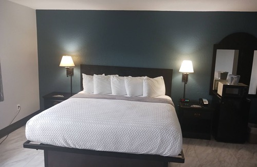 Sheboygan Falls Hotel | The Oasis Hotel & Bar