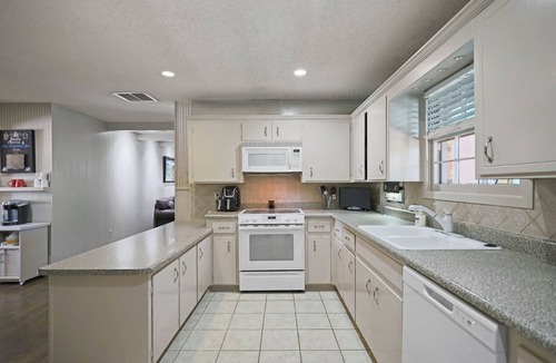 Lubbock House | The Oasis in West Texas. Relax, unwind and enjoy our West Texas Oasis