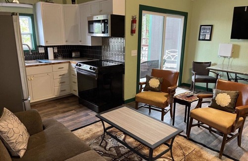 Royal Cabin | The Pine ~ Lakefront Cabin ~ Swim Dock ~ Pet Friendly ~ Near Hot Springs