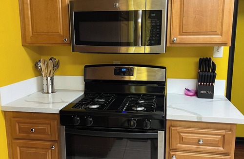 Garden Grove House | The Purple & Gold House *Near Disneyland, Beaches & Knotts