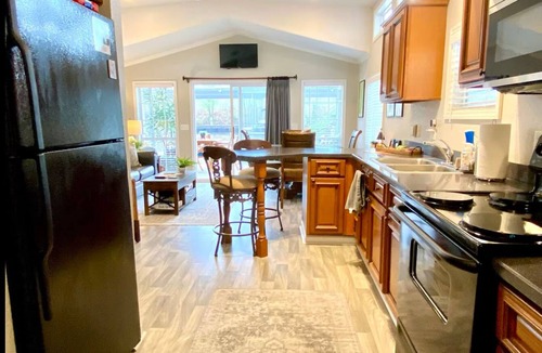 Bainbridge Boat Rental | The Reel Time on the Flint River houseboat.
