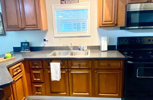 Bainbridge Boat Rental | The Reel Time on the Flint River houseboat.