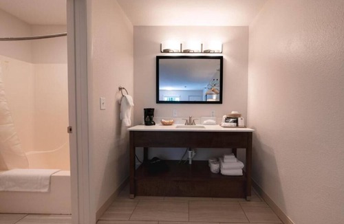 Saratoga Hotel | The Riviera Motor Lodge