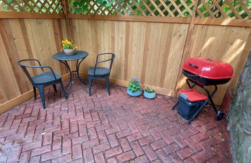 Marquette House | The Summer Cottage - 1 bedroom home central to downtown and NMU. Bring the dog!