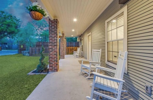 Denton Apartment | The Vanderbilt Mansion Apt 2 Near Downtown and TWU