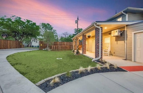 Denton Apartment | The Vanderbilt Mansion Apt 8 Near Downtown and TWU