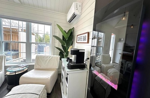 Harbour Main House | The Vaulted Tiny house w/Hot Tub-A Luxury Stay in Cupids NL