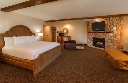 Peoria Hotel | Theme Suite with Fireplace & Dry Bar! Stoney Creek Peoria, Pool