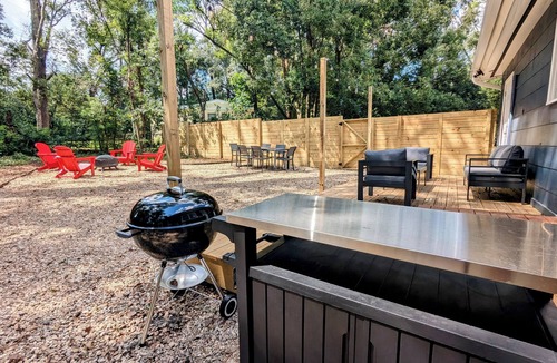 College Town House | Three Bedroom. Outdoor Space. Game Room. Walk to Doak and College Town.