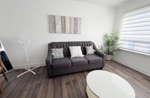 Streetsville House | Three Bedroom Spacious Bangalow with Free Parking, closer to commercial area and highways