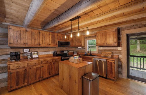 Bluff City Cabin | "Timber Lodge", Rustic 4BR Log Cabin + Guesthouse