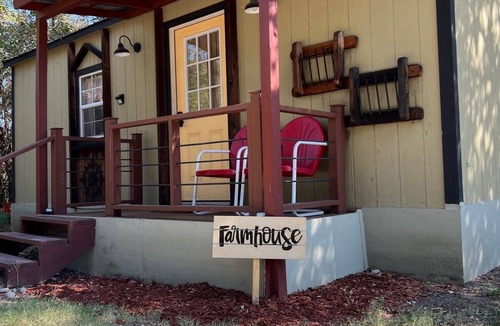 Granbury Cabin | Tiny Farmhouse Pickleball Court and Pet Friendly!