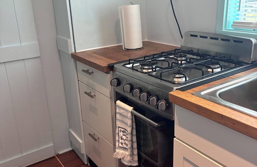 Cantonment House | TINY home hideaway nestled in tree’s close to Pensacola FL. Pets welcome!