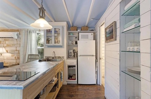 Bacliff Apartment | Tiny house 5 minutes near Kemah boardwalk!