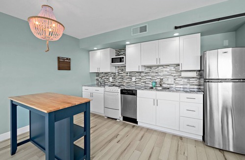Melbourne Condo | Top Floor - Downtown Condo with Marina Waterfront View