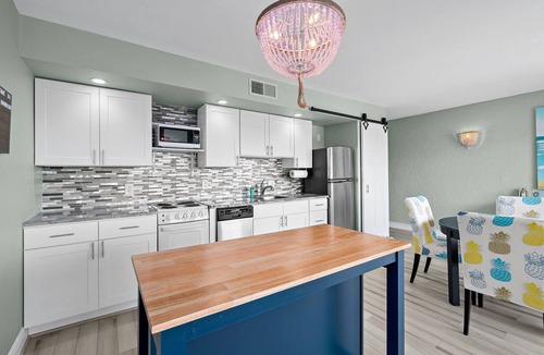 Melbourne Condo | Top Floor - Downtown Condo with Marina Waterfront View