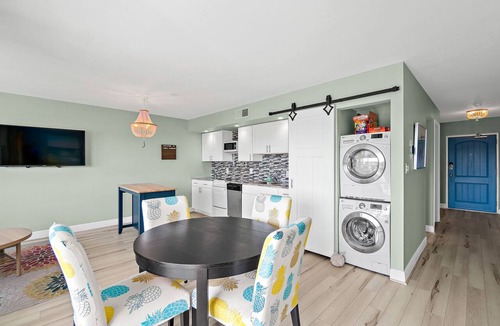 Melbourne Condo | Top Floor - Downtown Condo with Marina Waterfront View